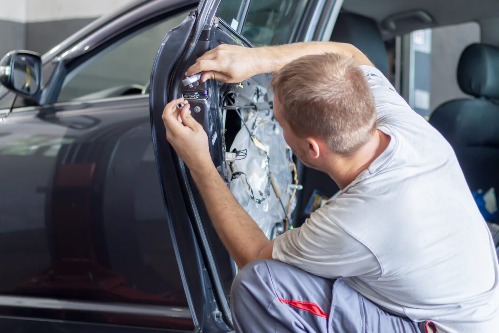 Emergency locksmith unlocking a vehicle door in Brooklyn, NY